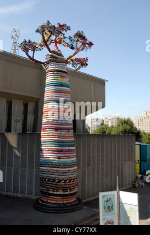 Il Pirata Technics scultura sotto il Baobab installato su Southbank come parte del Festival del mondo festivaLondon REGNO UNITO Foto Stock