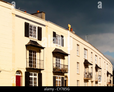 Case in stile georgiano e appartamenti con cielo tempestoso in Clifton sobborgo di Bristol in South West England Regno Unito Foto Stock