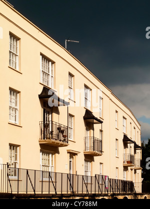 Case in stile georgiano e appartamenti con cielo tempestoso in Clifton sobborgo di Bristol in South West England Regno Unito Foto Stock