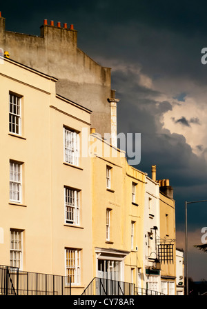 Case in stile georgiano e appartamenti con cielo tempestoso in Clifton sobborgo di Bristol in South West England Regno Unito Foto Stock