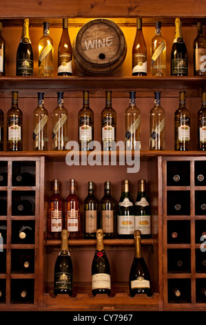 Il mulino di whisky di vino bottiglie di alcolici sul ripiano Foto Stock