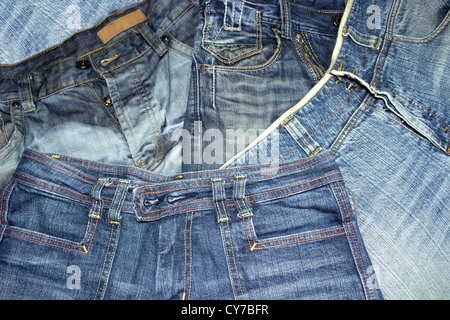 Diverse paia di jeans blu in vista frontale Foto Stock