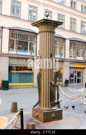 La vecchia ruota di acqua sulla piazza della città vecchia di Stoccolma, Svezia. Foto Stock