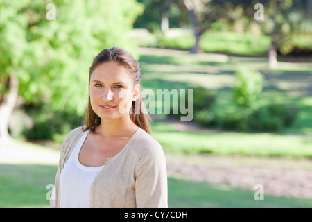 Donna trascorrere il suo tempo nel parco Foto Stock