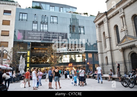 Persone su Petar Preradovic square e dal centro commerciale Cvjetni, Zagabria, Croazia Foto Stock