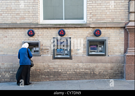 Le donne musulmane a natwest bancomat in Nottingham Foto Stock