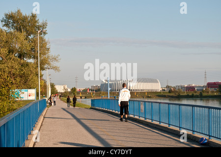 Lago Jarun e Arena Center in distanza, Zagabria, Croazia Foto Stock