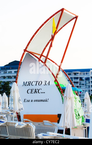 Bagnino shack sulla spiaggia resort bulgaro 'Sunny Beach' Foto Stock