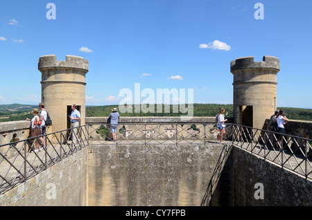 I turisti ammirano la vista panoramica o panoramica su Uzès dal tetto del Torrione di Uzès Château o Palazzo Ducale Uzès Gard Francia Foto Stock