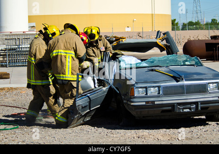 I vigili del fuoco utilizzando le ganasce della vita ad un auto seminare. Tempe, AZ. Foto Stock