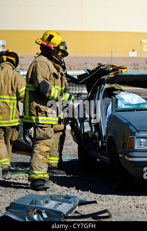 I vigili del fuoco utilizzando le ganasce della vita ad un auto seminare. Tempe, AZ. Foto Stock