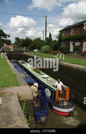 Due strette Barche inserendo un blocco sul Grand Union Canal a Whilton si blocca Foto Stock