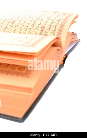 Il Libro Sacro del Corano isolato su bianco Foto Stock
