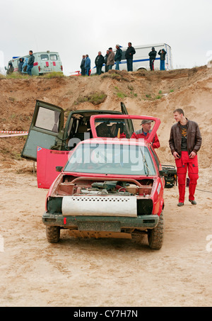 Red racing auto in campeggio. Foto Stock