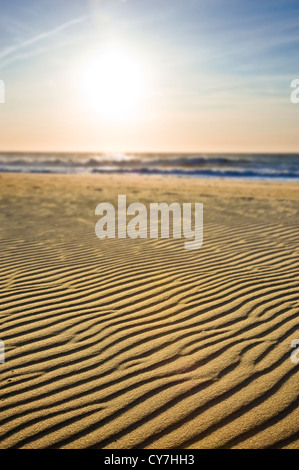 Spiaggia di sabbia delle ondulazioni con sfocata Ocean Waves & Sun, Ocean City, Maryland, Stati Uniti d'America Foto Stock