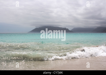 Spiaggia di Kommetjie con un imminente tempesta in background e acqua blu Foto Stock