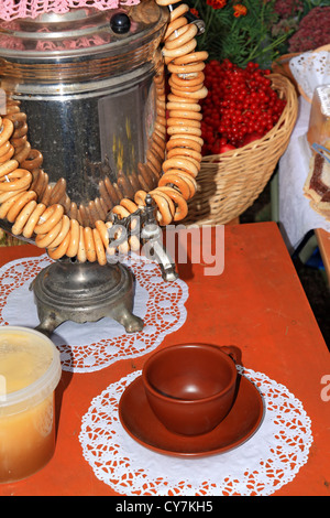 Vecchio samovar sulla tabella rossa Foto Stock