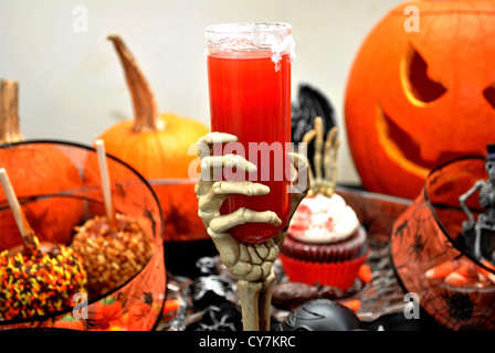 Spooky succo con dessert per una festa di Halloween Foto Stock