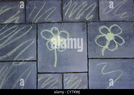 Fiori - pavimentazione chalk disegno Foto Stock