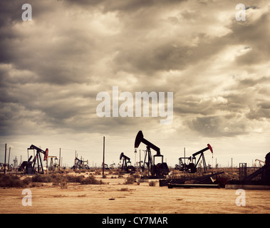 Campo petrolifero nel deserto, produzione di petrolio Foto Stock