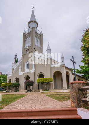 Una vista di fronte di un angolo di 45 gradi di Nuestra Señora de la Candelaria chiesa in Areguá, Paraguay, Sud America. Foto Stock