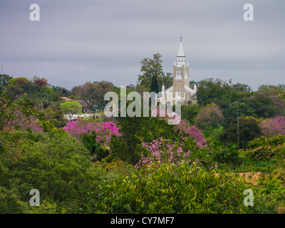 Una vista in lontananza la Nuestra Señora de la Candelaria chiesa in Areguá, Paraguay, Sud America. Foto Stock