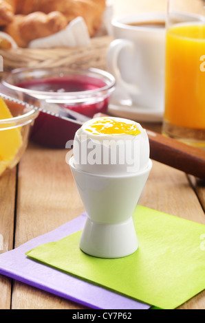 Colazione a base di uova sode, caffè, succo d'arancia, croissant, marmellata e burro Foto Stock