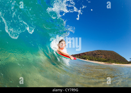 Boogie Boarder Surf incredibile blu oceano onda Foto Stock