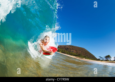 Boogie Boarder Surf incredibile blu oceano onda Foto Stock