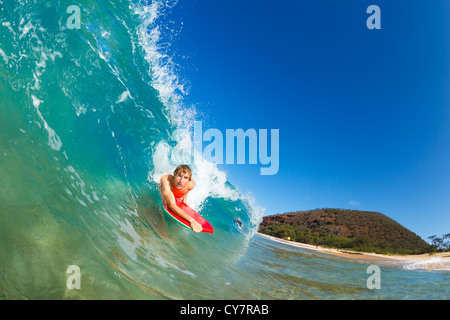 Boogie Boarder Surf incredibile blu oceano onda Foto Stock