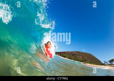 Boogie Boarder Surf incredibile blu oceano onda Foto Stock