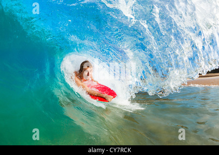 Boogie Boarder Surf incredibile blu oceano onda Foto Stock