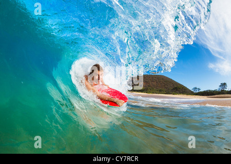 Boogie Boarder Surf incredibile blu oceano onda Foto Stock
