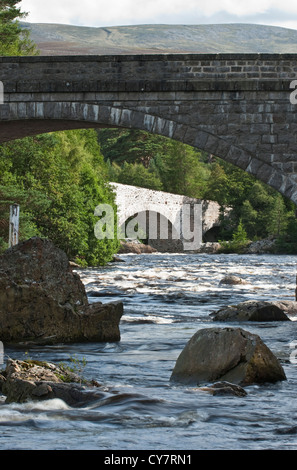 Vecchio Brig O' Dee bridge. Oltre il fiume Dee a valle della Braemar in Aberdeenshire, Scozia Foto Stock