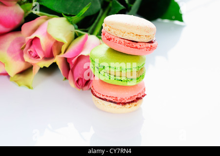 Bella rosa e assortimento di macarons Foto Stock