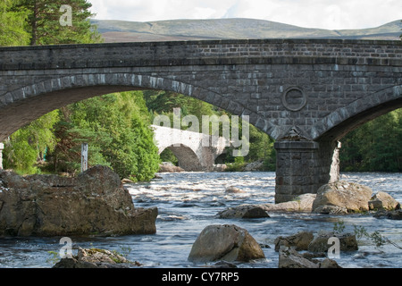 Vecchio Brig O' Dee bridge. Oltre il fiume Dee a valle della Braemar in Aberdeenshire, Scozia Foto Stock