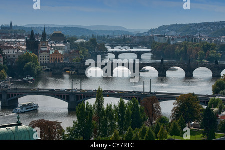 Lo storico Ponte Carlo nel corso del fiume Vitava a Praga, Repubblica Ceca