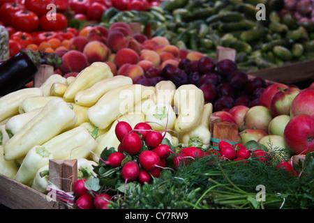 Un assortimento di frutta organica verdura dal mercato, disponibile da subito dagli agricoltori, guarda bene e ha un buon sapore. Foto Stock