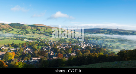 Vista panoramica di Castleton villaggio nel Parco Nazionale di Peak District, Derbyshire. Vista da: Peveril Castle. Foto Stock