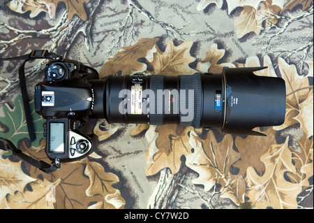 Fotocamera digitale Nikon con 70-200mm zoom obiettivo collegato Foto Stock