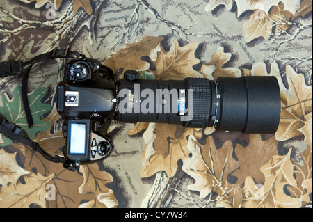 Fotocamera digitale Nikon con 300mm obiettivo collegato Foto Stock