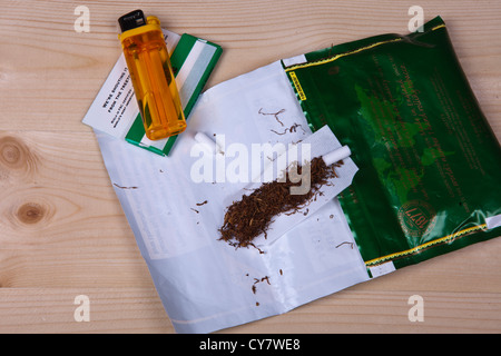 Il tabacco per sigarette dispositivo di laminazione Foto stock - Alamy