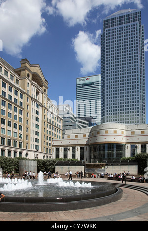 Cabot Square a Londra il Canary Wharf che mostra delle fontane e degli edifici circostanti Foto Stock