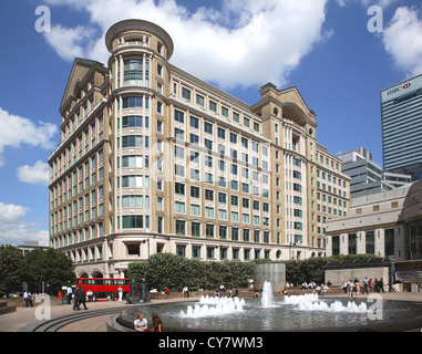 Cabot Square a Londra il Canary Wharf che mostra delle fontane e degli edifici circostanti Foto Stock