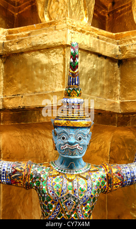 Golden garuda scultura al Palazzo Reale di Bangkok, Tailandia Foto Stock