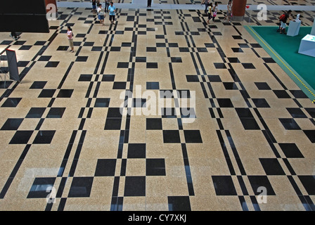 Splendenti pavimenti all'interno del nuovo aeroporto Foto Stock