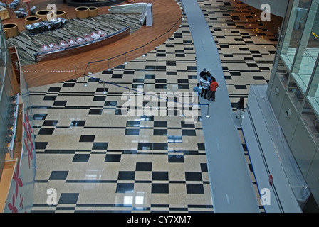 Splendenti pavimenti all'interno del nuovo aeroporto Foto Stock