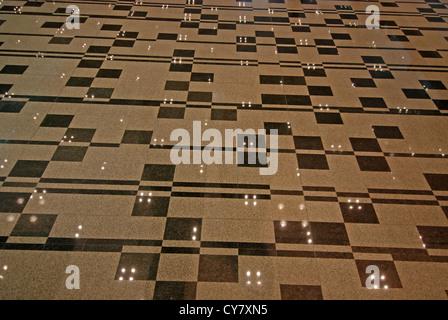 Splendenti pavimenti all'interno del nuovo aeroporto Foto Stock