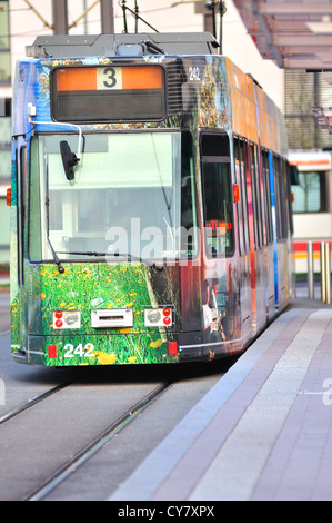 Moderno tram in Freiburg, Germania Foto Stock