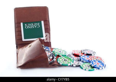 Portafoglio in pelle con poker chips isolato su bianco Foto Stock